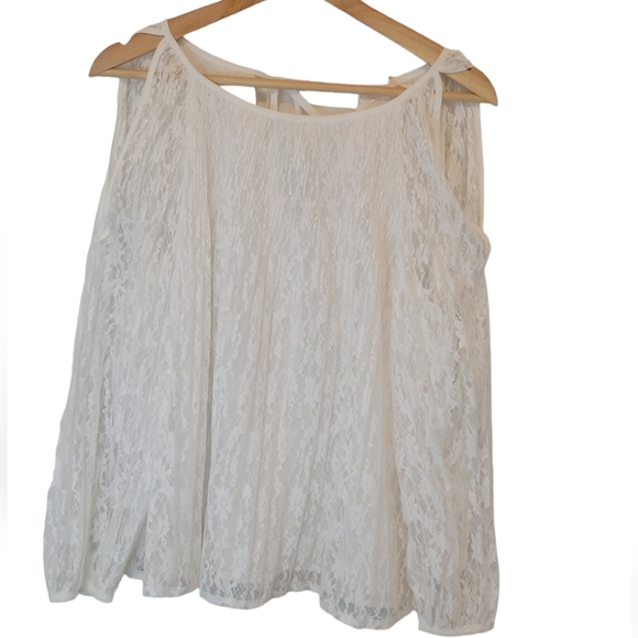 LC Lauren Conrad Tops - LC Lauren Conrad Lace Cold Shoulder Blouse Size Medium